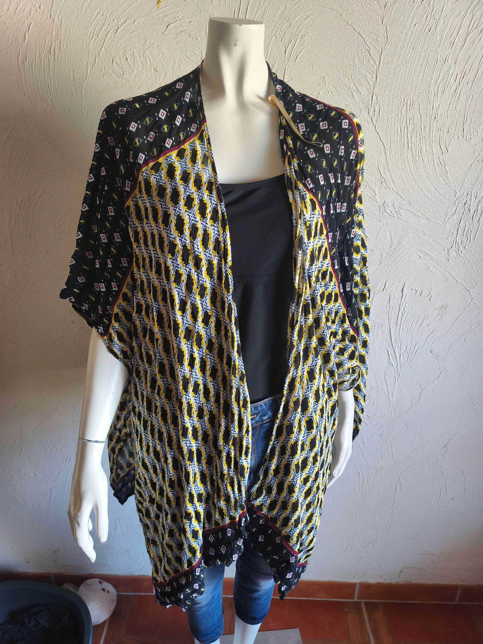 Kimono fluide imprimé géométrique noir et jaune